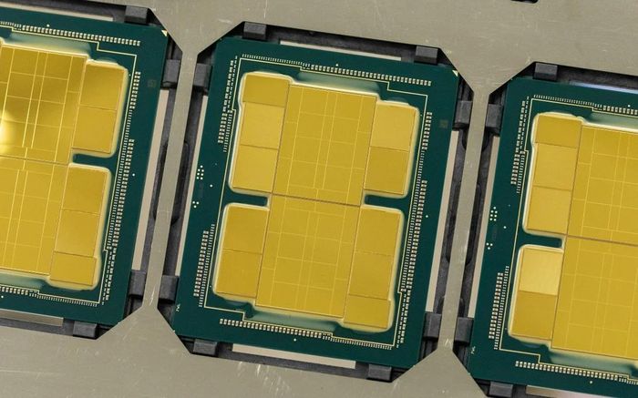 Bộ xử lý Ponte Vecchio dự kiến được Intel xuất xưởng vào năm 2022 dành cho siêu máy tính Aurora của Bộ Năng lượng Mỹ. Aurora được phát triển từ năm 2015, dự kiến hoàn thành và sử dụng tại phòng thí nghiệm Argonne, Chicago (Mỹ) vào 2021 nhưng bị hoãn do chậm trễ từ Intel trong quá trình phát triển chip 7 nm. Cỗ máy này có thể thực hiện 1 tỷ tỷ phép tính mỗi giây. 