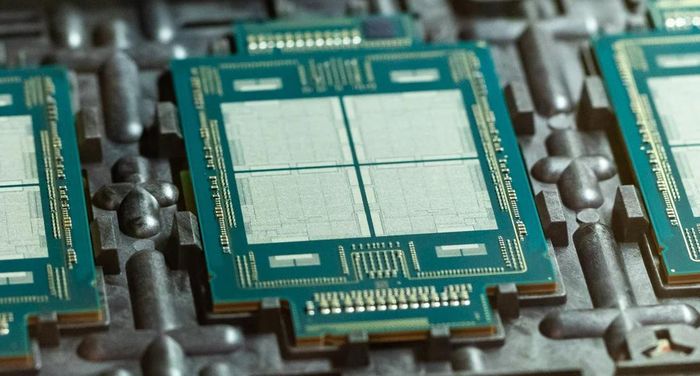  Bảng mạch chip chứa những module nhỏ gọi là chiplet. Các chiplet được liên kết bằng công nghệ cầu nối EMIB (Embedded Multi-die Interconnect Bridge) tốc độ cao, hứa hẹn giúp Intel cạnh tranh với những đối thủ như TSMC hay Samsung. 