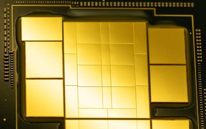  Chiplet của Ponte Vecchio gồm 47 module xử lý hoạt động riêng biệt, sử dụng cầu nối EMIB tốc độ cao và công nghệ xếp chồng Intel Foveros. Theo CNET, Intel đã hợp tác với đối thủ TSMC để phát triển chip đồ họa cho Ponte Vecchio. 