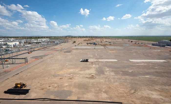 Nhà máy Fab 42 của Intel đặt tại Arizona, liên kết với nhà máy Fab 12, 22 và 32. Đến năm 2024, cơ sở của Intel tại Arizona sẽ có thêm 2 nhà máy Fab 52 và Fab 62. Trong ảnh là khu đất dành cho 2 nhà máy đang xây dựng, chi phí mỗi nhà máy là 10 tỷ USD.