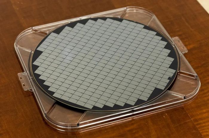  Tấm bán dẫn (wafer) 300 mm chứa hàng trăm con chip Meteor Lake bản thử nghiệm. Thông qua kỹ thuật có tên dicing, tấm wafer sẽ được cắt thành những chip riêng biệt. 