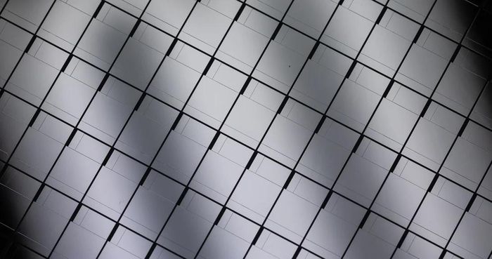 Những chip Meteor Lake trên tấm wafer 300 mm. Theo CNET, công nghệ Foveros 3D giúp xếp chồng các module để tiết kiệm không gian, tạo ra chip với hiệu năng cao và thiết kế linh hoạt.
