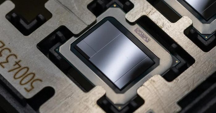 Trong khi đó, chip xử lý Meteor Lake, dự kiến ra mắt năm 2023 cho máy tính với công nghệ xếp chồng Intel Foveros thế hệ 2. Hình ảnh cho thấy chip được gắn vào thiết bị thử nghiệm, dùng để kiểm tra tính ổn định của công nghệ Foveros. 