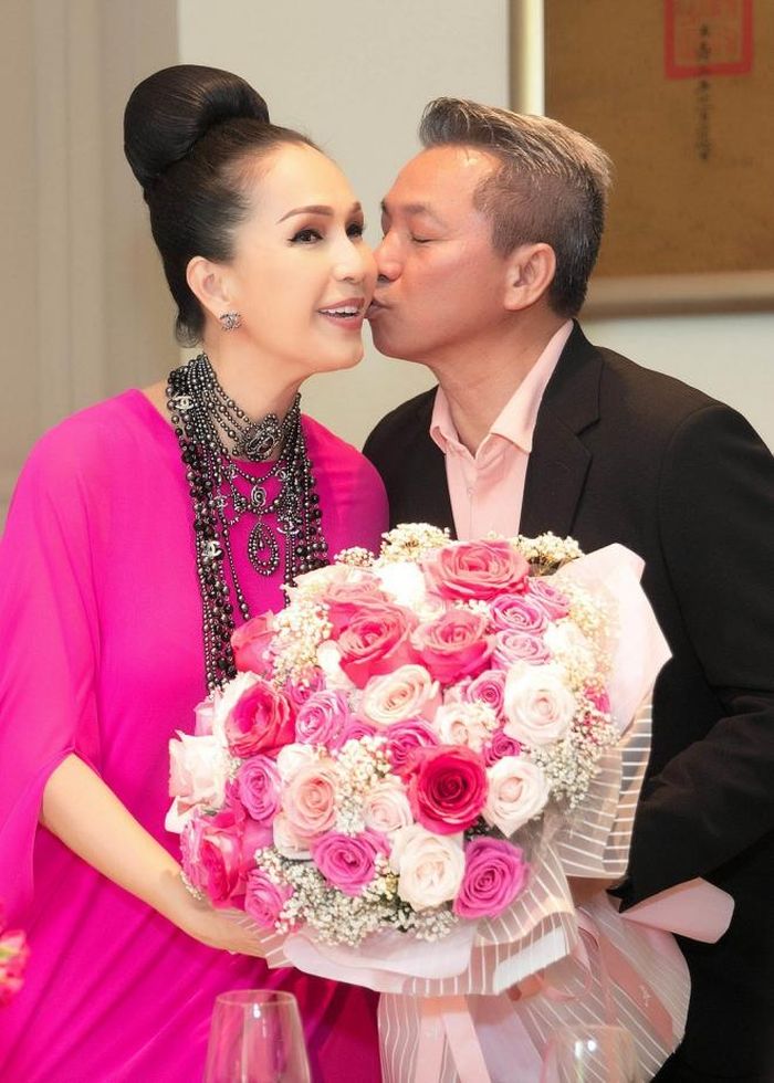 Dù đã ở bên nhau nhiều năm nhưng tình cảm ông xã dành cho Diễm My vẫn như ngày đầu. Ảnh: FBNV