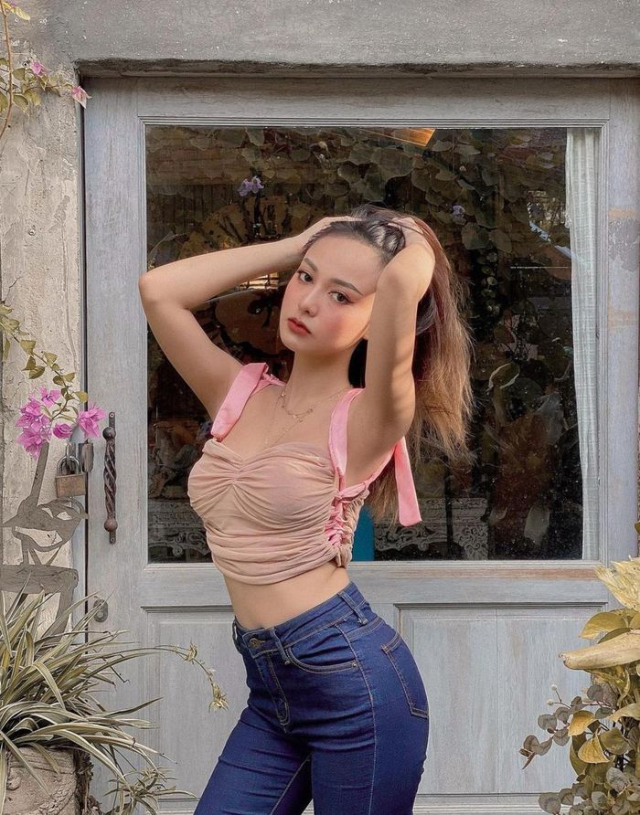 Nếu như trước đây, hot girl mang đến hình ảnh dễ thương, đáng yêu với loạt ảnh đồng phục thì hiện tại cô nàng lại táo bạo và gợi cảm quá đỗi.
