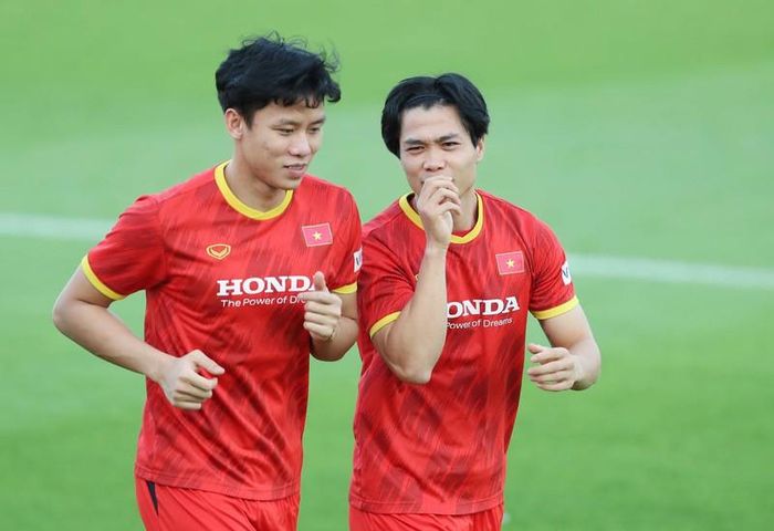 Anh dành nhiều thời gian trò chuyện với "đồng hương" Quế Ngọc Hải.