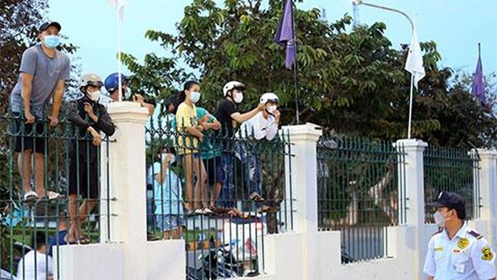 Người hâm mộ Bà Rịa - Vũng Tàu trèo rào xem đội tuyển Việt Nam luyện tập.