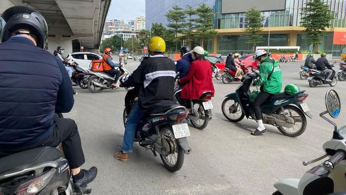 Hôm nay trời có nắng nhưng đi ngoài đường vẫn cảm nhận rõ cái lạnh.