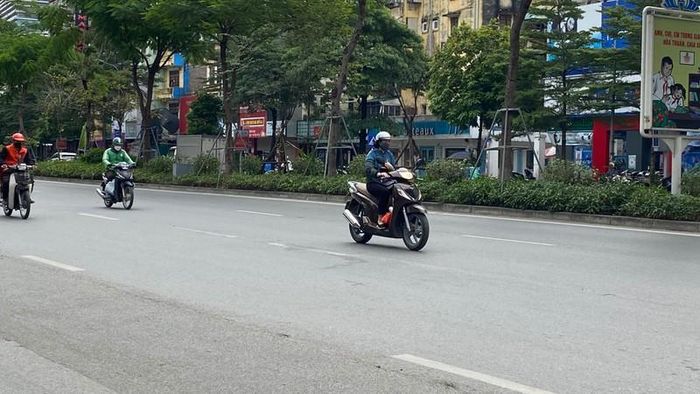 Gió lạnh khiến nhiều người co ro khi di chuyển trên đường
