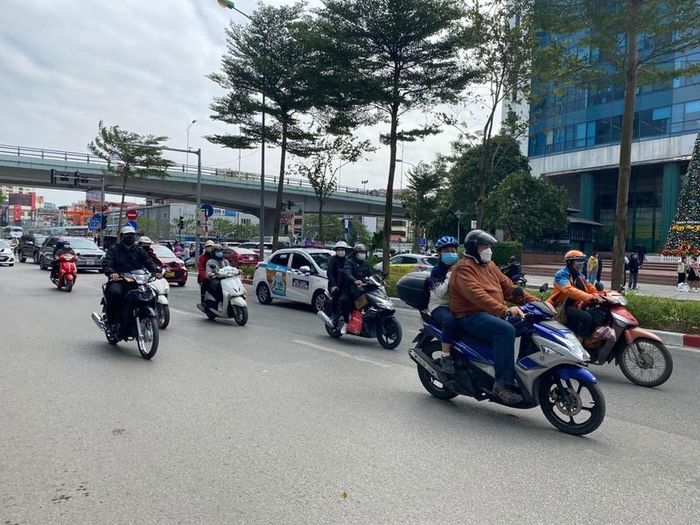 Ở một số đoạn đường, gió khá lớn, khiến người dân di chuyển chậm hơn đôi chút.