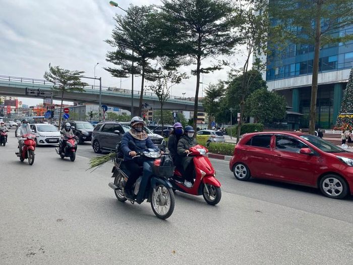 Ngoài áo ấm thì những chiếc mũ chắn gió lùa cũng được người dân sử dụng nhiều.