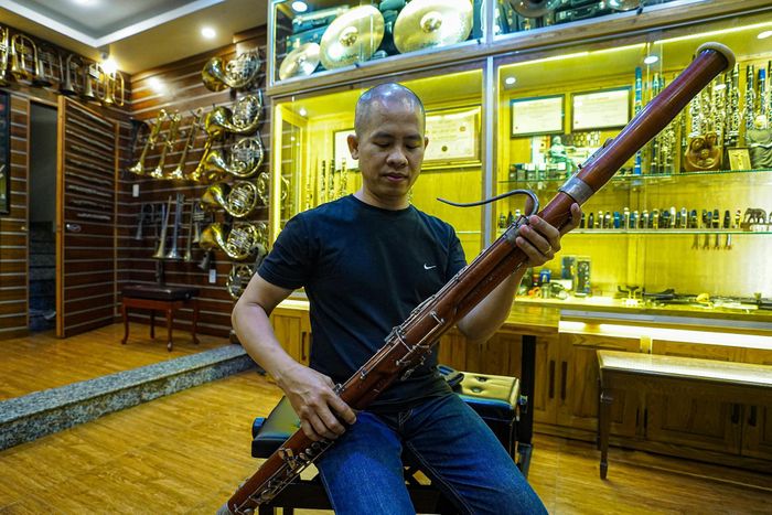 Anh Khang đang cầm trên tay chiếc kèn basson (tên khác là Fagott) được gửi sửa. Đây là loại nhạc cụ hiếm, hay xuất hiện trong các giàn nhạc giao hưởng. Theo như thợ sửa kèn, ở Việt Nam hiện không nhiều người chơi loại nhạc cụ này.
