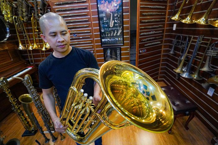 “Mỗi một cây kèn đều có nguyên lý riêng. Mình nắm vững thì sửa sẽ nhanh chóng và rất dễ. Riêng cây Tuba tôi đang cầm thì phím bấm sử dụng lò xo để nẩy. Mình sửa nhiều và thấy chỉ mỗi dòng này là dùng lò xo, không dùng kim nẩy như mấy cây kia”, anh Khang nói.