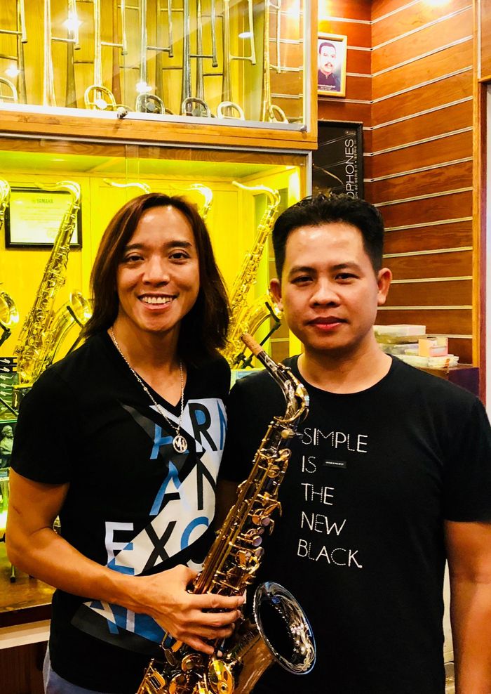 Còn nghệ sĩ Saxophone Hoài Phương thì khá bất ngờ với tay nghề của người thợ sửa kèn đồng này. “Đây là người thợ giỏi, được đào tạo chính quy, bài bản. Duy Khang là địa chỉ thường tìm đến của giới chơi kèn, đặc biệt là kèn saxophone. Gần đây nhất tôi có gửi anh Khang sửa cây kèn saxophone dòng Sopranino mà trước đó đã gửi sang Mỹ điều chỉnh những vẫn không thấy hài lòng. Sau khi nhận lại kèn, tôi khá bất ngờ với tay nghề của Khang khi đã tìm ra đúng bệnh, điều chỉnh ra chất âm rất khác”, nghệ sĩ Hoài Phương chia sẻ.