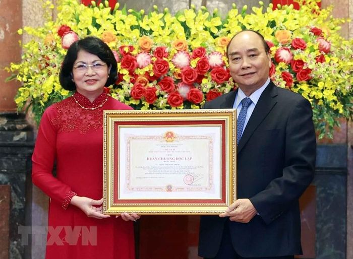 Chủ tịch nước Nguyễn Xuân Phúc trao Huân chương Độc lập hạng Nhất cho bà Đặng Thị Ngọc Thịnh, nguyên Ủy viên Trung ương Đảng, nguyên Phó Chủ tịch nước. (Ảnh: Thống Nhất/TTXVN)