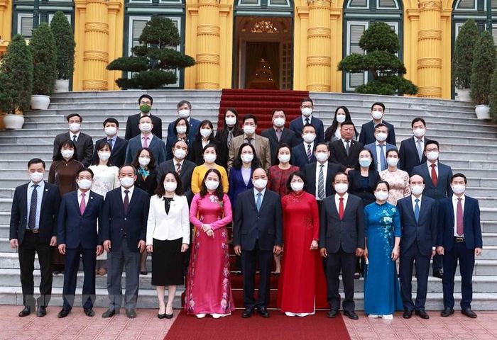 Chủ tịch nước Nguyễn Xuân Phúc và các đại biểu. (Ảnh: Thống Nhất/TTXVN)