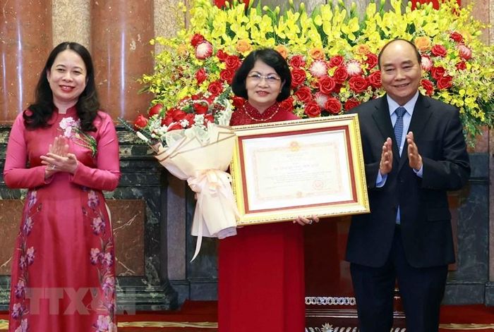 Bà Đặng Thị Ngọc Thịnh, nguyên Ủy viên Trung ương Đảng, nguyên Phó Chủ tịch nước nhận Huân chương Độc lập hạng Nhất. (Ảnh: Thống Nhất/TTXVN)