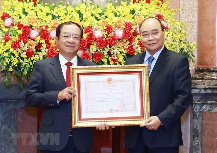 Chủ tịch nước Nguyễn Xuân Phúc trao Huân chương Độc lập hạng Nhì cho ông Đào Việt Trung, nguyên Ủy viên Trung ương Đảng, nguyên Chủ nhiệm Văn phòng Chủ tịch nước. (Ảnh: Thống Nhất/TTXVN)