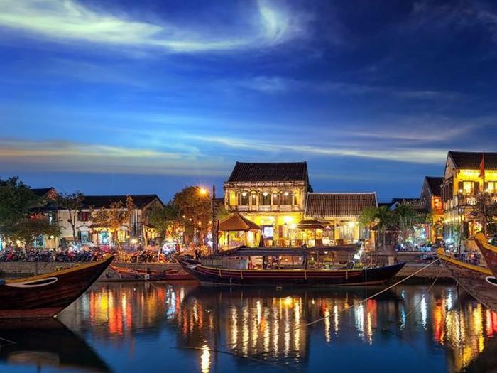 Thành phố Hội An lung linh về đêm. Ảnh: Shutterstock/Banana Republic images.