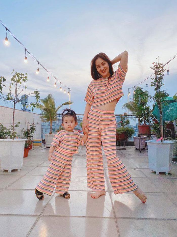 Khánh Thi cũng rất mê mẩn những set đồ đôi cùng cô con gái cưng. 
