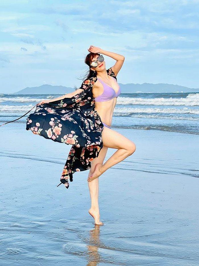 Khánh Thi gợi cảm với bikini hai mảnh có tông màu tím pastel ngọt ngào. 