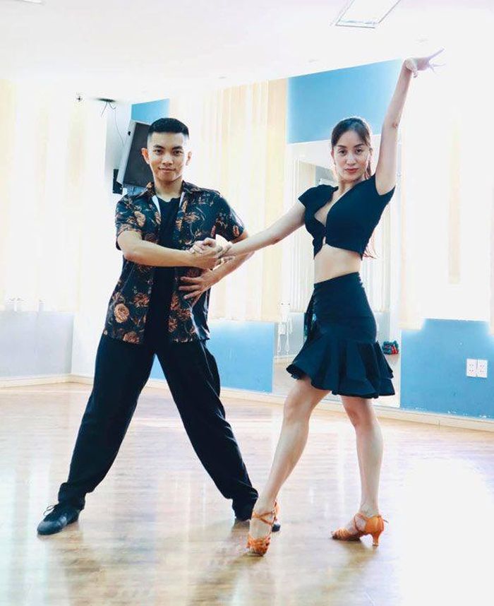 Không chỉ ở đời thường mà trong lúc tập nhảy, Khánh Thi vẫn không thôi làm Phan Hiển mê mệt với những bộ trang phục khoét eo hay ngực gợi cảm. 