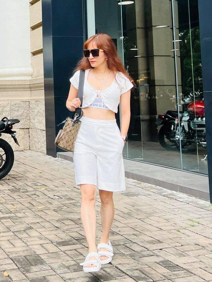 Khánh Thi giờ đây ăn mặc trẻ trung, thời thượng và thích khoe eo thon với crop top.
