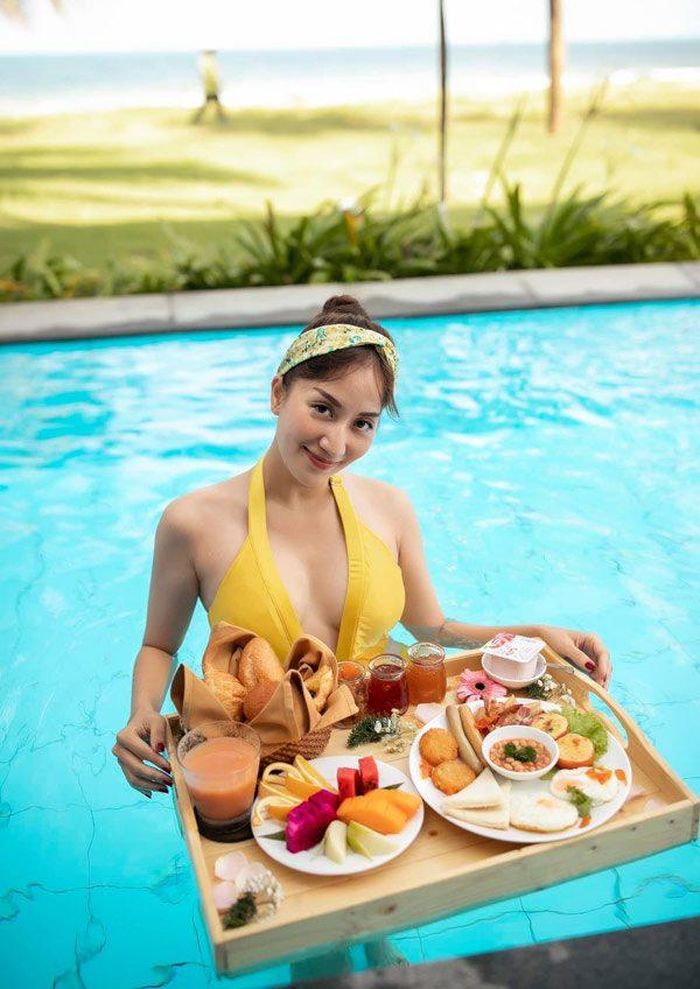 Trước đây, bà mẹ xinh đẹp cũng khoe thềm ngực căng đầy với bikini khoét cổ sâu.