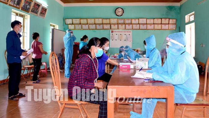 Cán bộ y tế khám sàng lọc cho các trường hợp trước khi tiêm vắc xin.