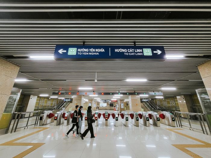 Khu vực quét thẻ từng đông đúc nay cũng không còn nhiều khách. Tuy nhiên, bạn cũng không nên check-in quá lâu để tránh bị nhắc nhở. Theo ghi nhận của phóng viên, việc chụp ảnh ở ga Cát Linh thường bị nhân viên an ninh chú ý nhiều nhất do đây là nhà ga có lượng khách tương đối lớn. Ở các ga khác, việc chụp ảnh thường dễ dàng hơn nhưng bạn cũng nên tránh đứng quá lâu tại một chỗ.