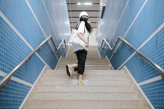 Một cách chụp hình tận dụng trọn vẹn không gian và chiều sâu từ bậc thang, tay vịn.