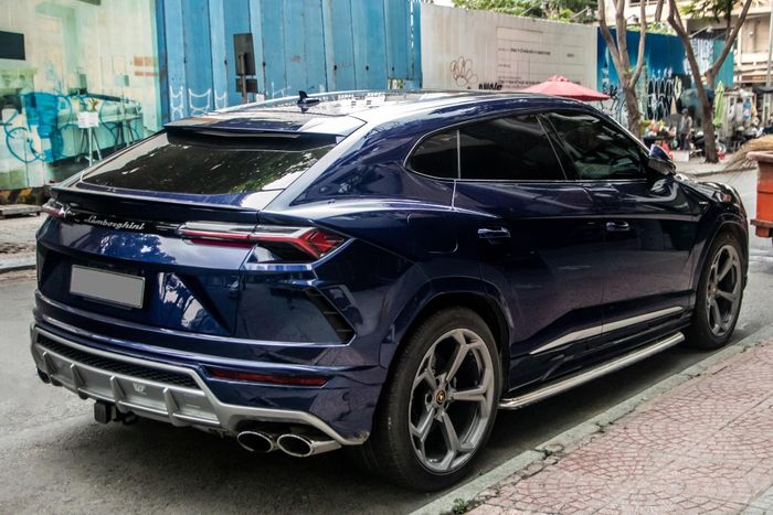 Tại thị trường Việt Nam, chiếc SUV đầu tiên của Lamborghini có giá bán vào khoảng 20 tỷ đồng. Giá bán có thể tăng lên tùy vào các option mà chủ nhân lựa chọn.