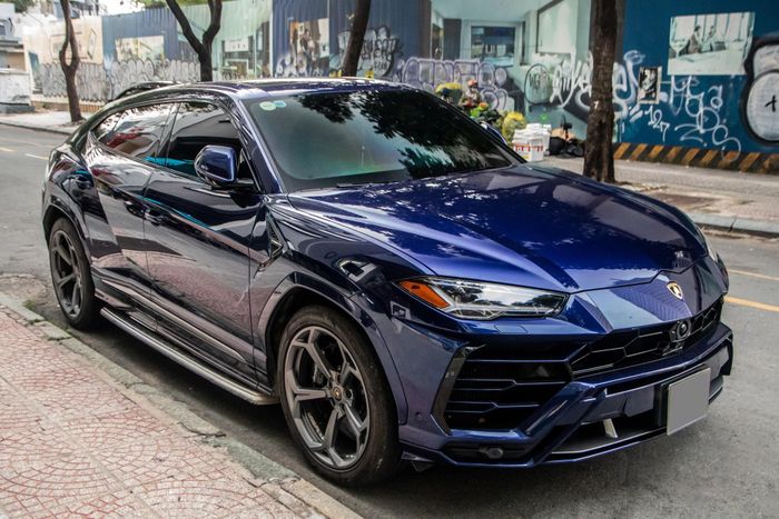 Chiếc Urus xuất hiện trong bài nổi bật với lớp sơn màu xanh dương Blu Astraeus.