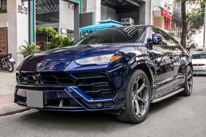 Lamborghini Urus là mẫu xe từ thương hiệu "bò tót" bán chạy thứ ba tại Việt Nam, sau Aventador và Huracan. Số lượng Urus tại Việt Nam lên đến con số 12, với đủ màu sắc như trắng, vàng, xanh dương, xám và đen.