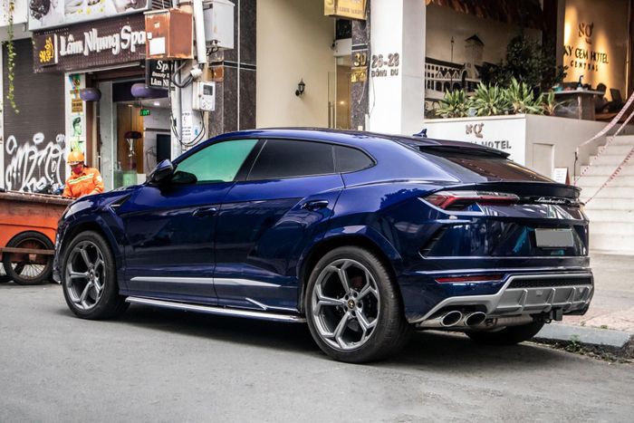 Lamborghini Urus được trang bị động cơ V8, dung tích 4.0L, tăng áp kép, sản sinh công suất tối đa 650 mã lực và mô men xoắn 850 Nm. Kết hợp hộp số tự động 8 cấp và hệ dẫn động bốn bánh, xe có khả năng tăng tốc 0-100 km/h trong 3,6 giây và đạt vận tốc tối đa 305 km/h.