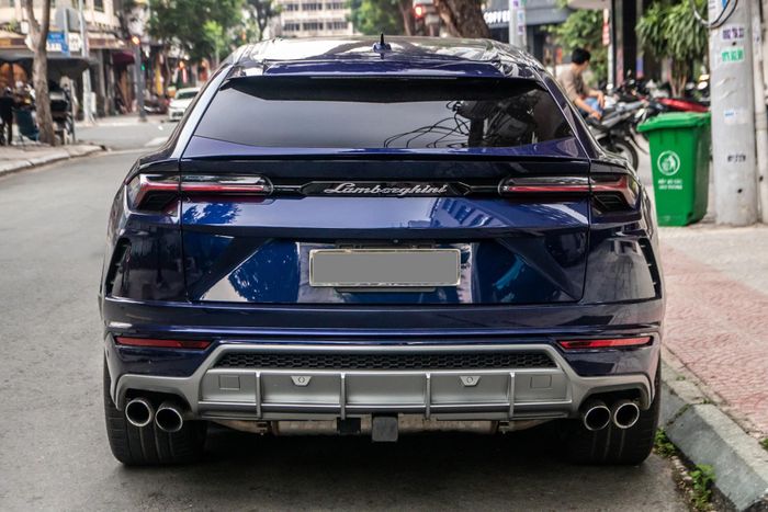 Tuy nhiên, với việc sử dụng động cơ tăng áp kép, Lamborghini Urus lại được các đại gia Việt yêu thích bởi vẫn giữ được những đường nét hầm hố, khả năng vận hành mạnh mẽ từ thương hiệu siêu xe Italy, đi kèm giá bán hợp lý do dung tích xy-lanh nhỏ, không bị đánh thuế quá cao.
