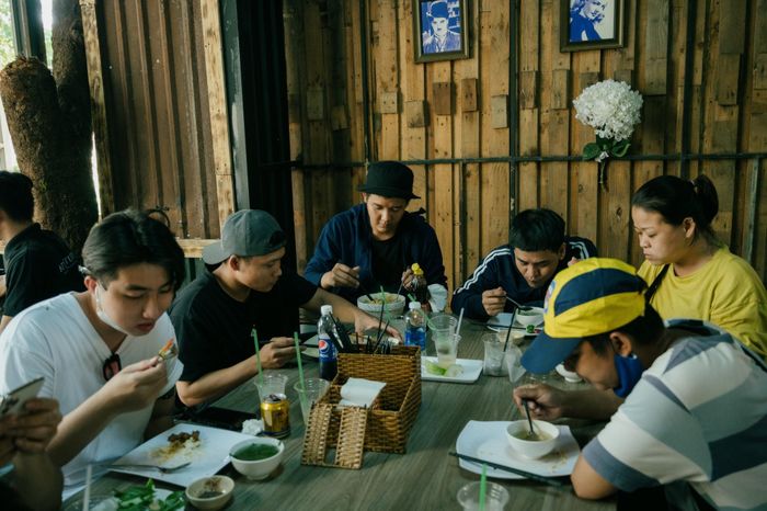  Bữa ăn đơn giản của các thành viên đoàn phim. Ảnh: Bá Ngọc. 