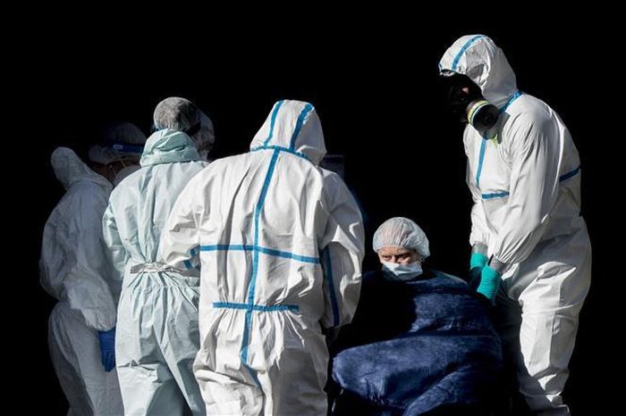 Chuyển bệnh nhân nhiễm COVID-19 tới bệnh viện ở Semily, CH Czech . Ảnh: AFP/TTXVN