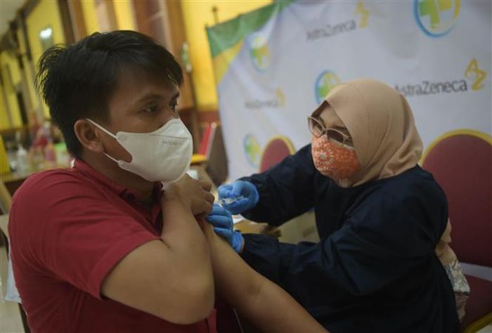 Tiêm vaccine ngừa COVID-19 tại Jakarta, Indonesia, ngày 12/11/2021. Ảnh: THX/TTXVN