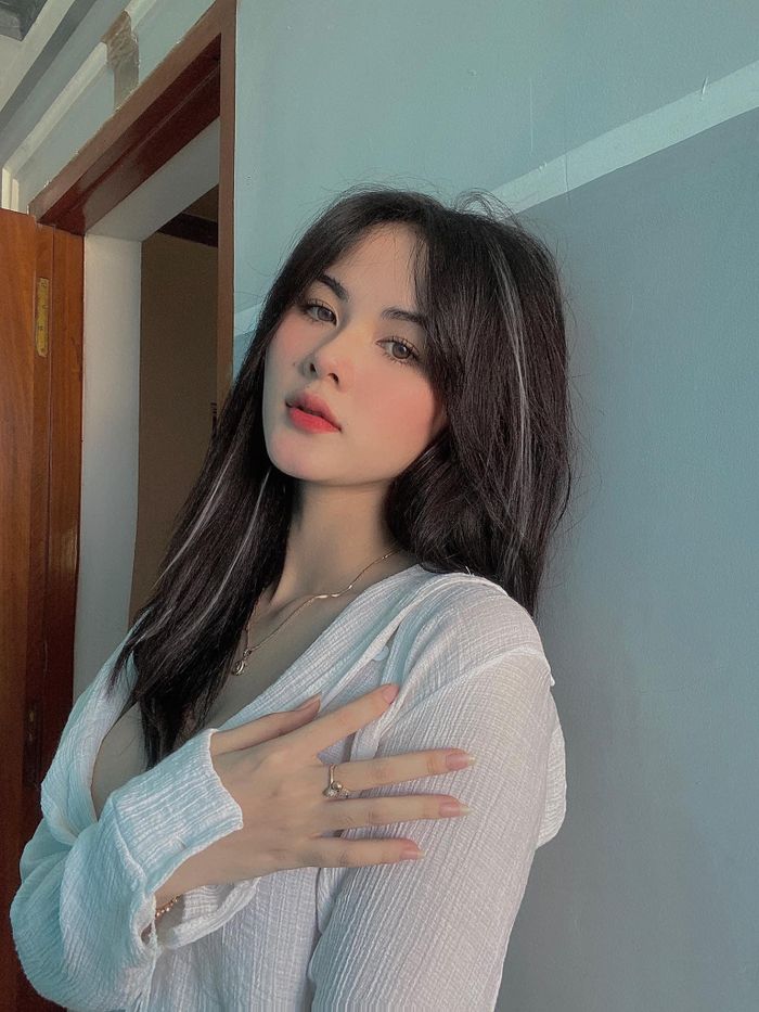 Nét dịu dàng, nữ tính và duyên dáng của hot girl Nha Trang này dễ gây thiện cảm với người nhìn.