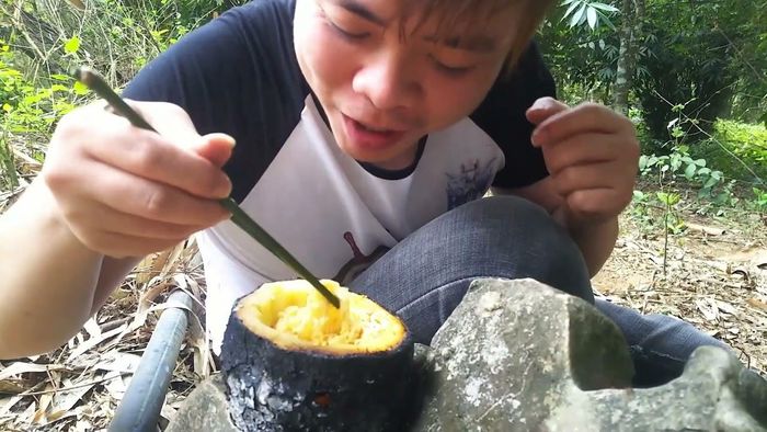 Tuy nhiên, cư dân mạng vẫn tỏ ra bức xúc trước hành động đăng video cổ xúy” cho việc ăn trộm này và cho rằng, dù là 2 quả đu đủ hay 1 vật gì vô cùng nhỏ bé đi nữa, khi không phải đồ dùng của mình, không được sự cho phép của gia chủ thì cũng không được phép, không nên động vào.