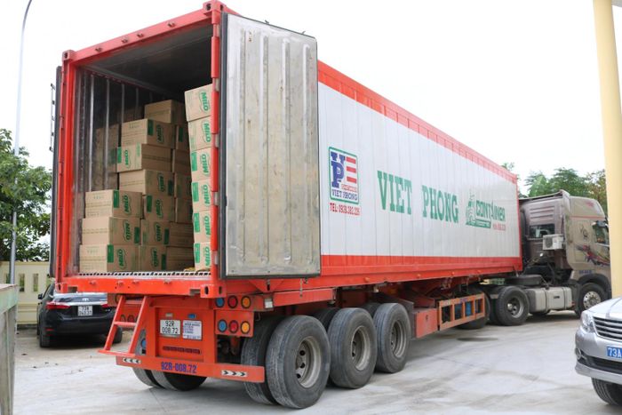 Phương tiện chở lượng lớn hàng hóa nghi nhập lậu.
