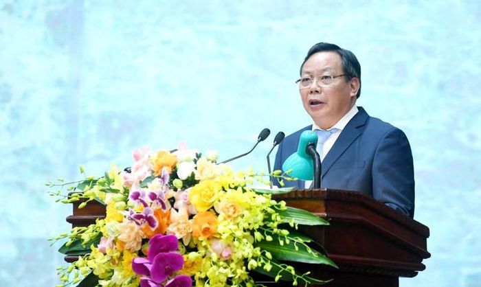 Phó Bí thư Thành ủy Hà Nội Nguyễn Văn Phong tham luận tại điểm cầu Hà Nội.