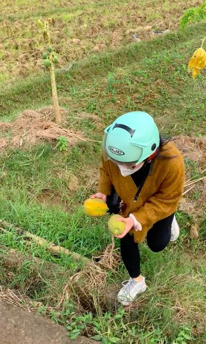 Hành động của cô gái khiến dân mạng tranh cãi dữ dội.