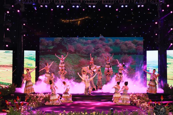Biểu diễn nghệ thuật trong Festival “Tinh hoa Tây Bắc - hương sắc Lào Cai”.