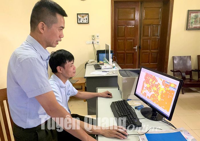 Cán bộ Chi cục Kiểm lâm kiểm tra diễn biến rừng trên phần mềm Locus Map.