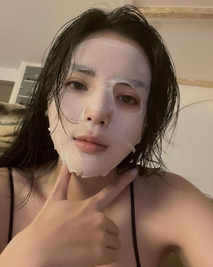 Kỳ Duyên chăm đắp mặt nạ giúp thư giãn, bổ sung độ ẩm cho da.