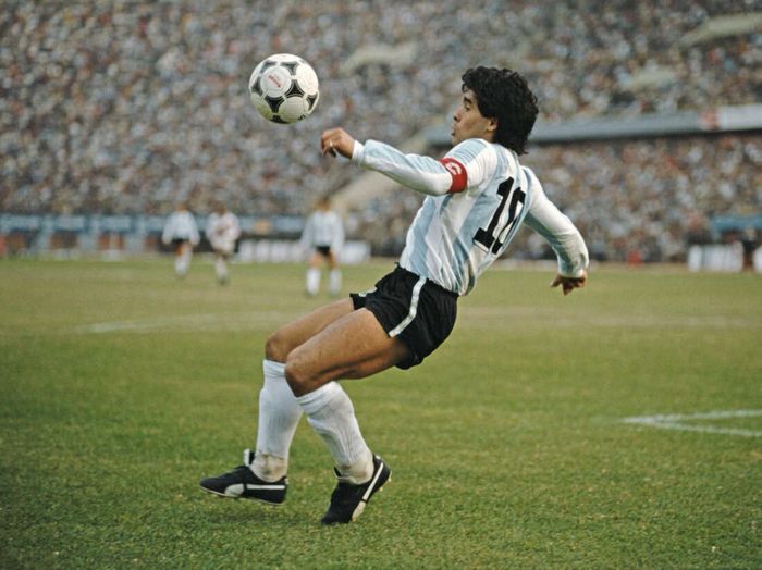 Diego Maradona mãi là "Cậu bé vàng" của bóng đá thế giới. Ảnh: Reuters.