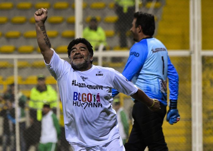 Maradona trong trận đấu giao hữu ở Colombia năm 2015. Ảnh: Reuters.