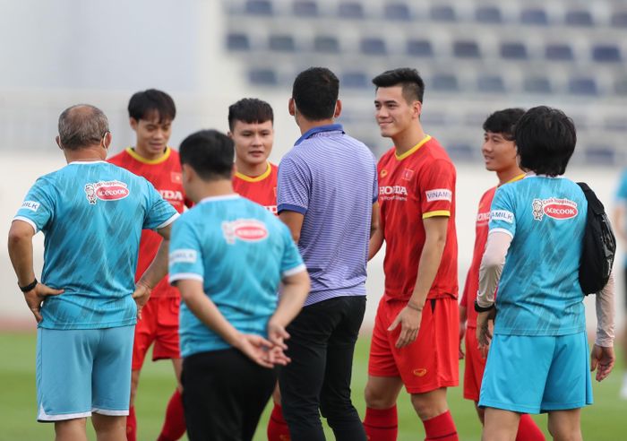  Anh Đức cũng dành thời gian trò chuyện với Tiến Linh, người thay thế vai trò trung phong của anh ở cả CLB Bình Dương lẫn đội tuyển quốc gia. 